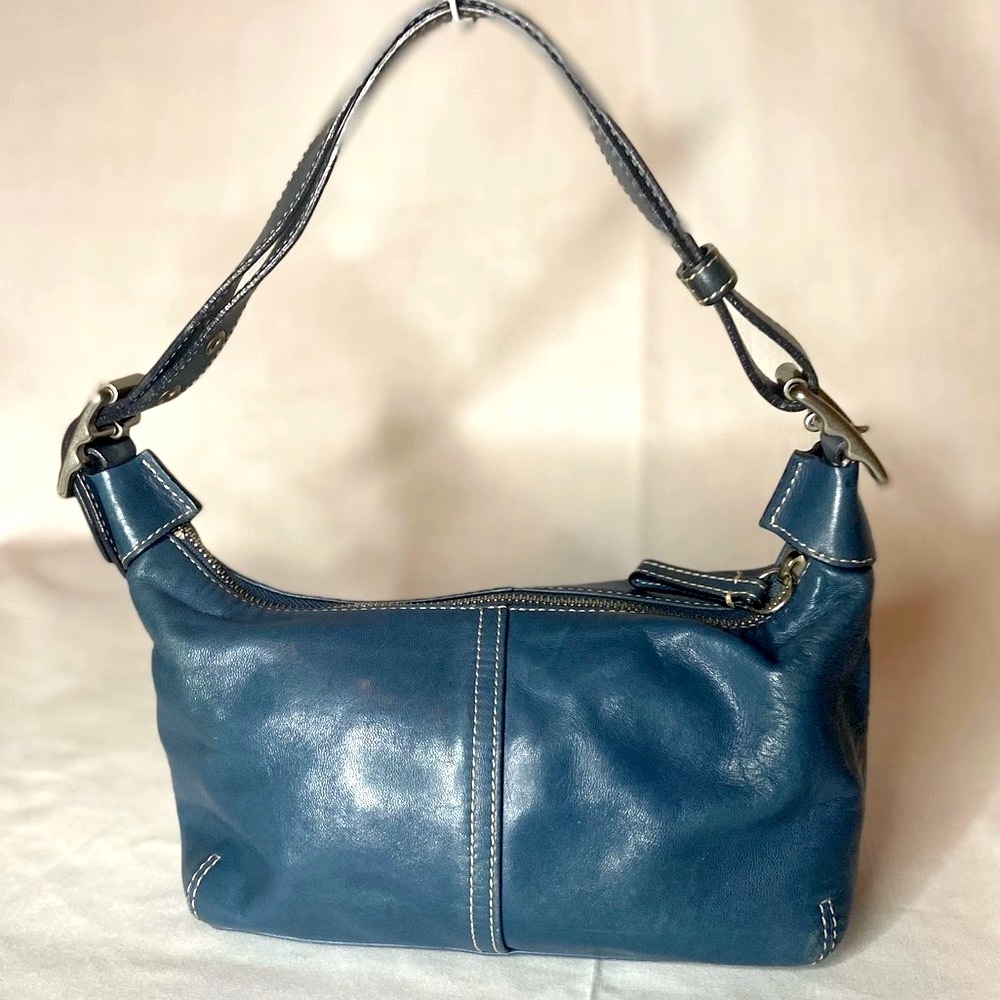 Vintage Coach Authentic Leather Shoulder Bag w/Adj. Strap. Silver Hardware